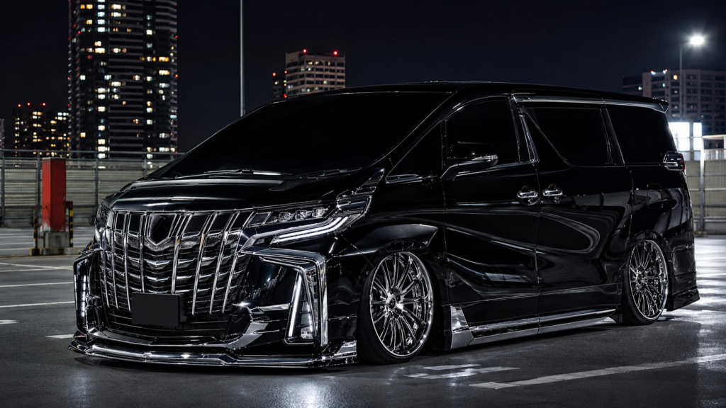夜の街に停まる黒いカスタムミニバン。ローダウンや大径ホイール、強いメッキ装飾でヤンキー感が強まる例